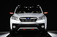 横長のグリルにコの字形のヘッドランプ、さらにその外側に張り出したフェンダー……。「ヴィジヴ フューチャーコンセプト」のデザインは、かなり車幅を要する構成となっていた。