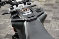 個性的なデザインの樹脂製タンクカバー。その形状に合わせたラゲッジラックは標準で備わるアイテムだ。