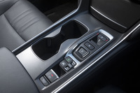 シフトセレクターの基本デザインや操作方法は、先に登場したハイブリッドシステム搭載の「インサイト」や「CR-V」に共通するもの。