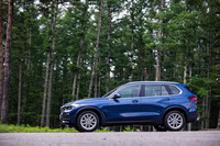 「X5 xDrive35d」のサイドビュー。ボディーサイズは全長×全幅×全高＝4935×2005×1770mm、ホイールベースは2975mm。