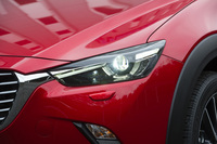 運転支援に関する機能としては、後退時の衝突被害軽減をサポートする「SCBS R」や、交通標識認識システム、片側11個のLED光源からなる「アダプティブLEDヘッドライト」などが新たに採用された。