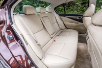 背もたれが固定式となる、ハイブリッドモデルの後席。V6ターボモデルでは、オプションで6：4分割可倒式の背もたれが選択できる。