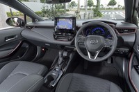 インパネとセンターコンソールまわりにはレッドの加飾があしらわれている。