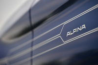 「アルピナ・デコセット」と呼ばれるサイドストライプにはシルバーとゴールドの2色が用意される。試乗車のデコセットはシルバー。