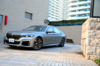 左右4本出しのMスポーツエキゾーストシステムや、各部に施されたセリウムグレーの外装パーツなどは、他のグレードにはオプションでも用意されない「M760Li xDrive」の特徴だ。