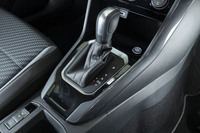 トランスミッションはデュアルクラッチ式ATの7段DSG。シフトパドルが全車に装備される。