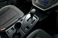 センターコンソールまわりの装飾も控えめ。オプションのシートヒーターを装備すると、コンソール左端のコイントレイの位置に操作スイッチが配置される。