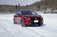 こちらの「ノート オーラG」はFWD車。赤いボディーが冬景色に映える。