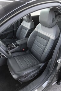 最新のシトロエン車ではおなじみの「アドバンストコンフォートシート」。パーフォレーテッド加工が施されているところなどで、さりげなく旗艦であることを主張する。