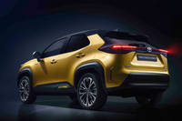 「ヤリスクロス」のリアビュー。