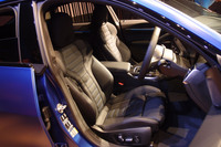 床下にバッテリーが搭載されているため、ベースとなった「4シリーズ グランクーペ」に比べ「i4」のフロアは25mm高く設定されている。