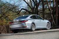 試乗車のボディーカラーは新規設定色の「ソニックイリジウム」。まるで地金が放つような強烈な光沢が特徴だ。