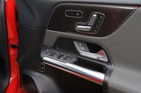 ドアパネルに配置されたスイッチ類。シートヒーターのスイッチも、この中に配置されている。