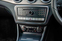 センターコンソール上部には多くのスイッチ類が配置される。「ダイナミックセレクトコントローラー」は、シルバーのボタンが並んだ中の、ハザードボタンのひとつ左側。