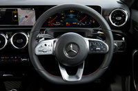 スポーク部に静電タッチ式の操作デバイスが設けられたステアリングホイール。新型「Aクラス」では、AI技術を活用した対話型インフォテインメントシステム「MBUX」もセリングポイントとなっている。