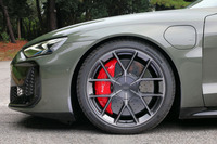 標準仕様のタイヤサイズは前：245/45R20、後ろ：285/40R20だが、試乗車はオプションの21インチホイールと前：265/35R21、後ろ：305/30R21サイズのタイヤを装着していた。その内側に見えるカーボンセラミックブレーキもオプション装備である。