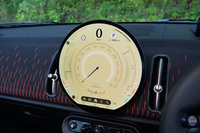 「タイムレス」モードはオールド調デザインが特徴。このモードに限らず燃料系をタッチするとトリップメーターが、ライト点灯マークをタッチするとライトのセッティングページが表示されるなどよく練られたインフォテインメントだ。