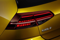 フルLED式のリアコンビランプ。上級グレードには、光が車体側方に流れるように見えるウインカー「ダイナミックインジケーター」が与えられる。