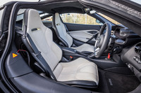 「750S TechLuxインテリアパック」と呼ばれるオプションが選択された試乗車のインテリア。より軽量なカーボンファイバー製シェルのレーシングシートや総ナッパレザー仕立てのシート表皮も選択できる。