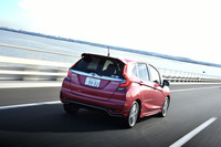 東京湾アクアラインを走る。最上級グレードの「ハイブリッドS Honda SENSING」は、走行中の騒音を抑えるフロントウィンドウガラスを装備。快適性が追求されている。