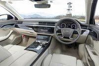 インテリアについては大きな変更はない。インターフェイスは大幅にデジタル化されており、機械式のスイッチやダイヤルは数えるほどしかない。