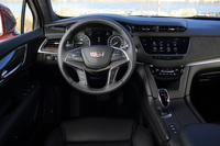 プレミアムSUVならではの、充実した装備を誇る「XT5クロスオーバー」。同時に、一部機能の操作をタッチスクリーンに統合することで、操作のしやすさと、すっきりとしたインストゥルメントパネルまわりの意匠を実現した。