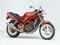 1989年「スズキ・バンディット250」。248cc水冷直4 DOHCエンジンを積んだネイキッドスポーツ。共通の車体構成を持つ400cc版もあり、2000年までつくられた。