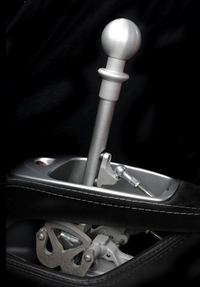 切削鋳造アルミの素材感と、プリミティブゆえ研ぎ澄まされたフィールを予感させる「ロータス・エキシージ スポーツ350 カップカー」のマニュアルトランスミッション。（photo：北畠主税）