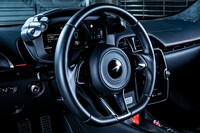 過去のモデルと同様、雑みのない操舵感を重視してステアリングホイールからは一切のスイッチ類を排除。液晶メーターはステアリングのチルト機構と連動して上下し、常に高い視認性を実現する。