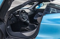 カーボン製のバスタブ型シャシーを持つ「750S」「750Sスパイダー」のサイドシルはやや高め。ただし、前者はルーフの一部がドアごと展開し、後者はルーフが開放されるため、スーパースポーツとしては乗り降りしやすい。