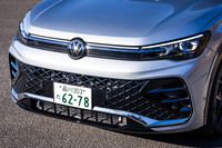 細いラジエーターグリルとシャープなヘッドランプ、それらを結ぶLEDライトストリップが目を引く新型「ティグアン」のフロントフェイス。これらは、フォルクスワーゲンの最新世代各車に共通する意匠だ。