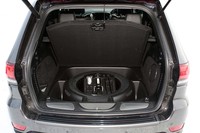 パンク時の備えとして、荷室のフロア下にはフルサイズのスペアタイヤが用意される。