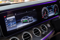 12.3インチサイズの液晶パネルを並べた「Eクラス」ではおなじみのメーター。カーナビや各種設定状況のほか、ハイブリッドシステムのエネルギーフローも表示される。