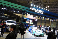 メーカーやカスタムショップの展示に加え、趣向を凝らしたパーツメーカーの展示も見どころのひとつ。ファルケンのブースには、同ブランドのサポートを受けてレッドブル・エアレースに参戦する室屋義秀選手のエアレーサーも展示されていた。