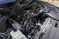 後ろにヒンジが付いており、カバーはスマートに開く。このボディーに縦置きで積まれる4気筒はさすがに短く感じる。