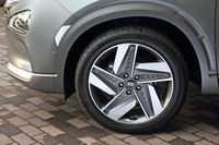 2ピース構造の19インチアルミホイールを標準で装備。タイヤは245/45R19サイズの「ハンコック・ヴェンタスS1 evo2 SUV」を組み合わせていた。