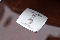 センターコンソールにはシリアルナンバーを刻んだプレートが貼られている。試乗車はNo.126だった。