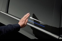 新機能「ジェスチャーコントロール・パワースライドドア」の操作イメージ。