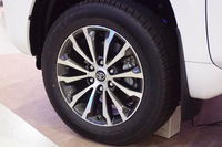 「TZ-G」グレードには、切削光輝加工とダークグレーメタリック塗装が施された19インチアルミホイール（写真）が装着される。