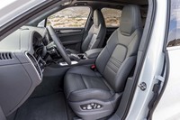 「カイエン ターボ」のフロントシート。表皮全体にパーフォレーテッド（穴あけ）加工が施されるほか、ヘッドレストには「turbo」のロゴが配される。