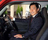 スズキが自ら“下駄グルマ”と呼ぶ新型「アルト」。生みの親である鈴木猛介さん（写真）はその言葉に、使い勝手や実用性、ファッション性といった、クルマとして重要な価値をみているという。