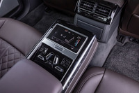 後席のアームレスト内には、リアシート調整用スイッチのほか、空調やブラインドの開け閉めが行えるタブレット型デバイス「リアシートリモート」が備わる。