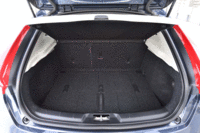 荷室の容量は、後席や助手席の背もたれを倒すことで拡大可能。小さな荷物を載せる際は、折り畳み式のフロアボードを立てて安定させることができる。（写真をクリックすると荷室のアレンジが見られます）