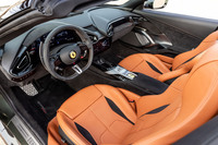 インテリアのデザインは、基本的にクーペと同じ。既存モデルの「ローマ」や「プロサングエ」にも見られる左右対称なコクーンスタイルが採用されている。