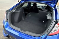 テールゲートが大きく寝かされたデザインのため、ラゲッジルームの開口部は広い。後席使用時の容量は420リッター。後席には6：4の分割可倒機構が備わる。