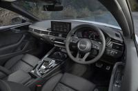 オプションの「デコラティブカーボンパネル」でスポーティーに演出された「RS 5クーペ」のインテリア。ハンドル位置は左右が選べる。