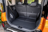 汚れを簡単に拭き取ることができる素材のラゲッジボードと後席のシートバックが「Tプレミアム」と「Gプレミアム」に採用される。写真は後席を最も前方にスライドさせた様子。