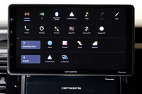 こちらはスマートフォン内のアプリではない、「DMH-SF700」側のメニュー画面。できることが多いだけに、さまざまなアイコンが並ぶ。