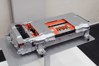 駆動用バッテリーも刷新されており、従来のニッケル水素バッテリーに代えて、スペース効率に優れるリチウムイオンバッテリーを採用している。