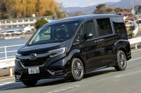 静岡・浜松で行われたハイブリッドシステムの取材会にて、市街地を行く「ステップワゴン ハイブリッド モデューロX Honda SENSING」。